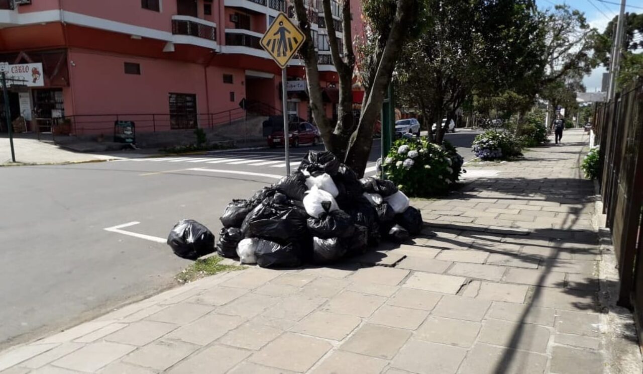 Lixo acumulou nas ruas neste final de semana