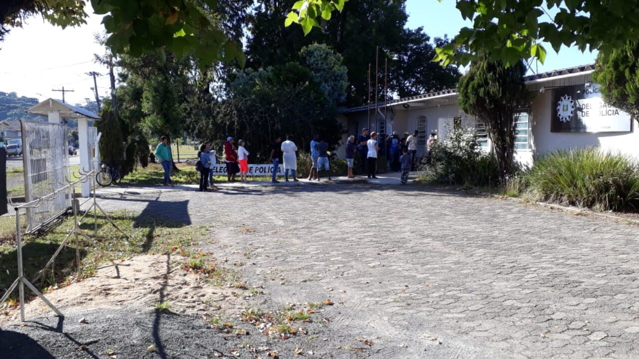 Todos os dias, filas se formam em frente à DP de Canela para buscar donativos - Foto: Reprodução