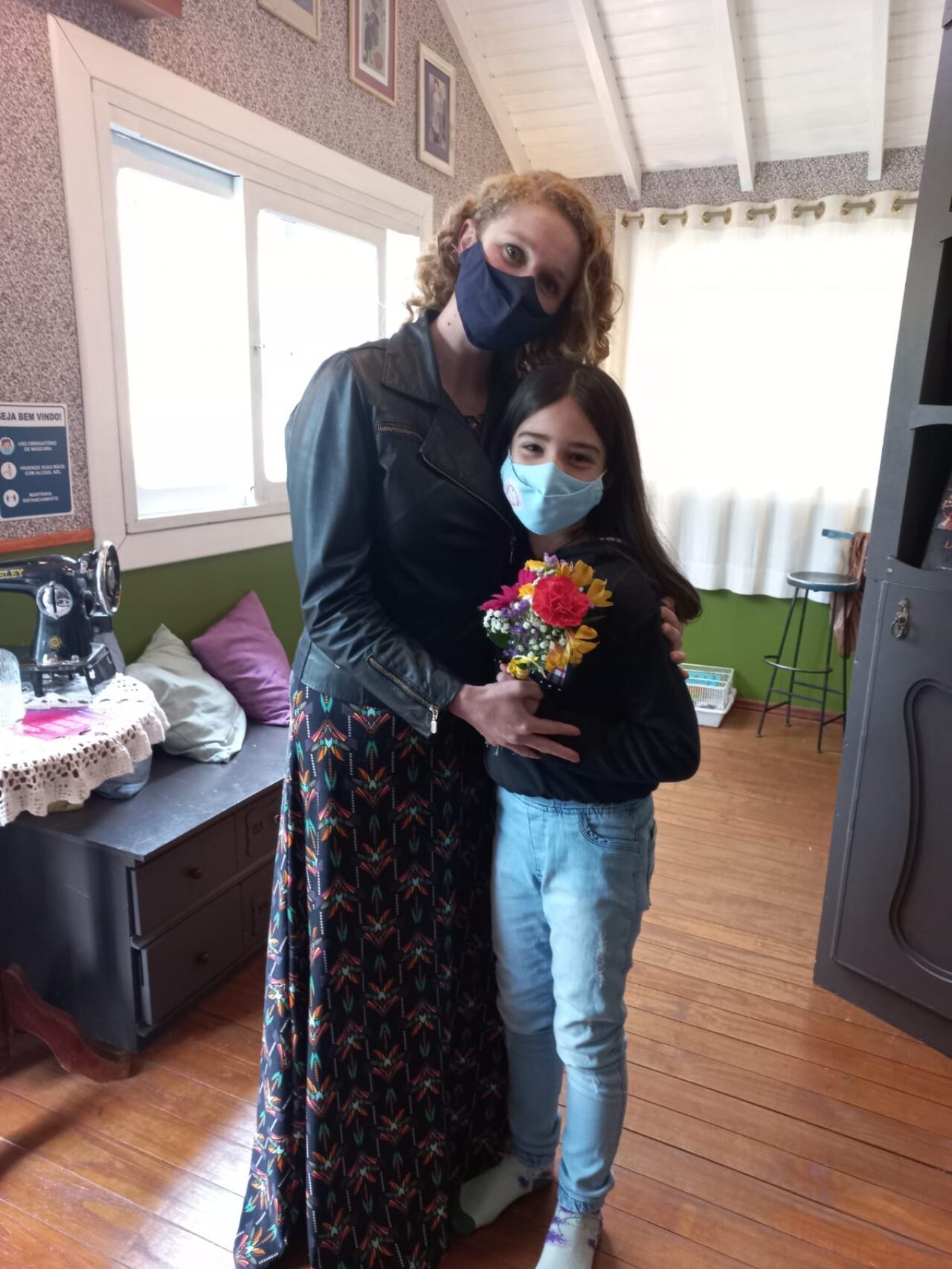 Lívia com a professora Mônica Moura