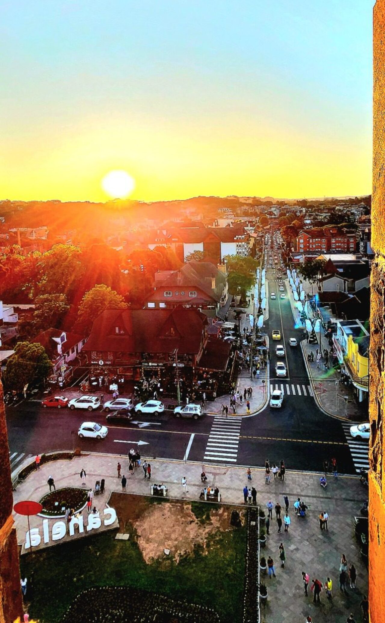 Foto: Vista da torre da Catedral de Pedra, Canela, RS.