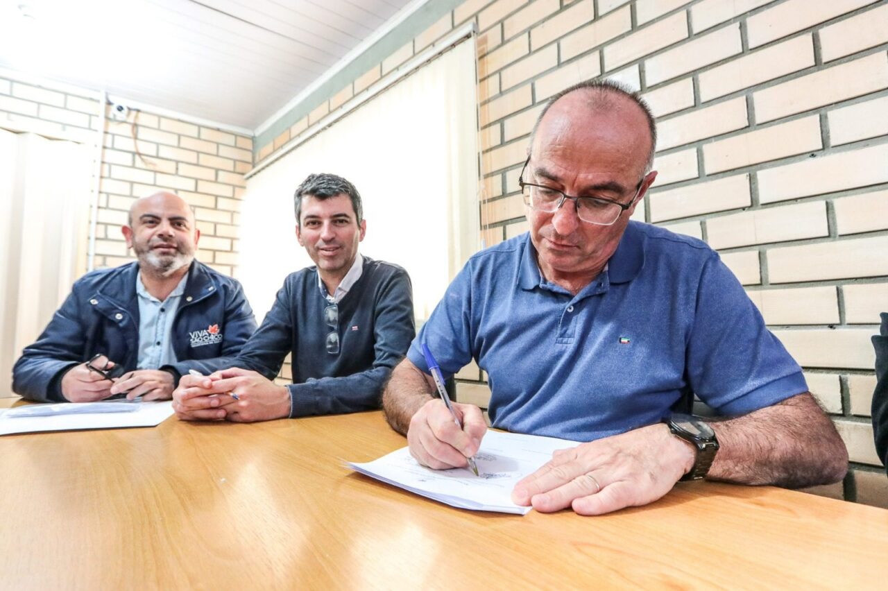 Prefeito Marcos Aguzzolli assina termo que destina 2,3 milhões para saúde. Foto: Josiele Silva
