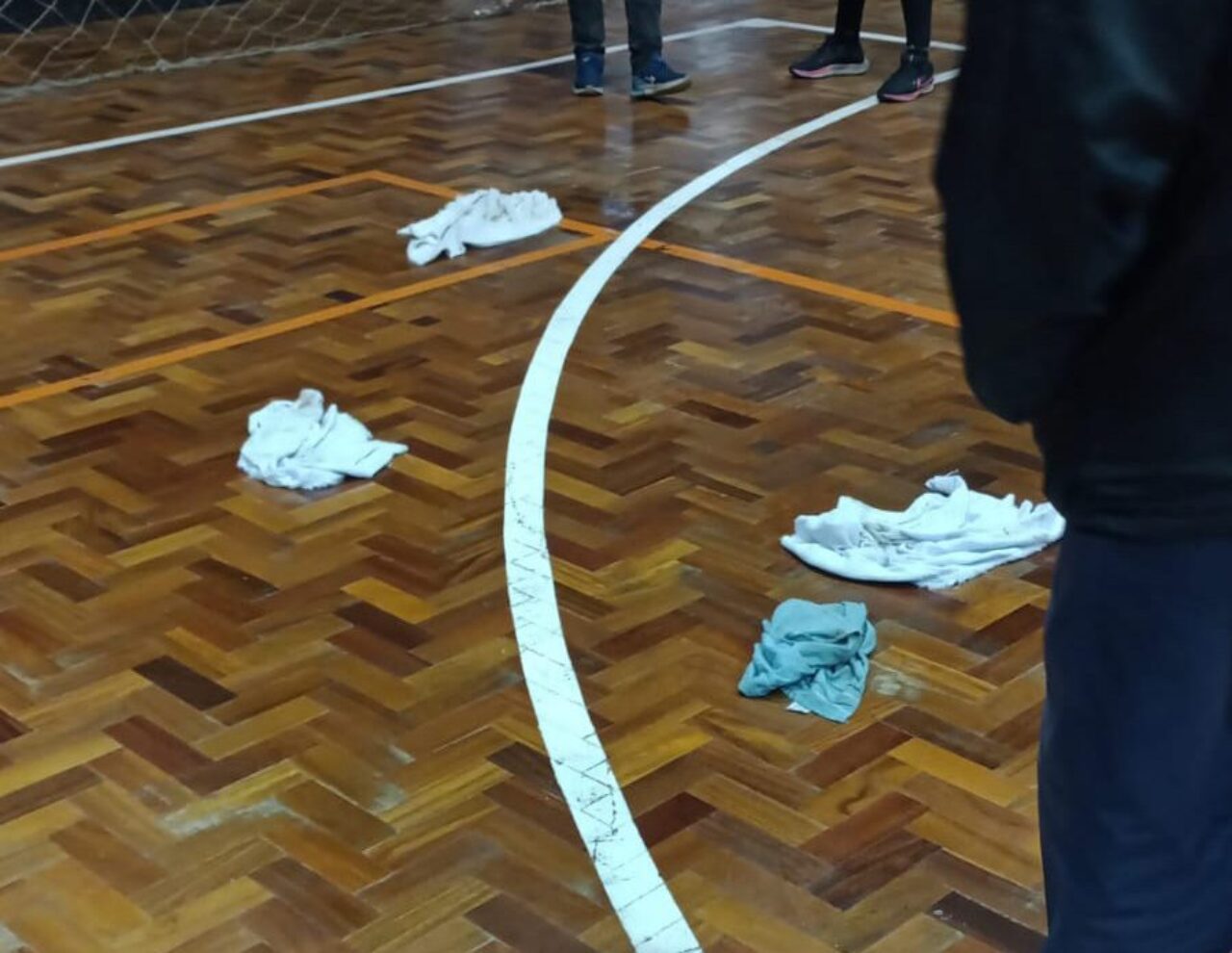 Em várias rodadas, as partidas acontecem com panos na quadra, para minimizar as goteiras