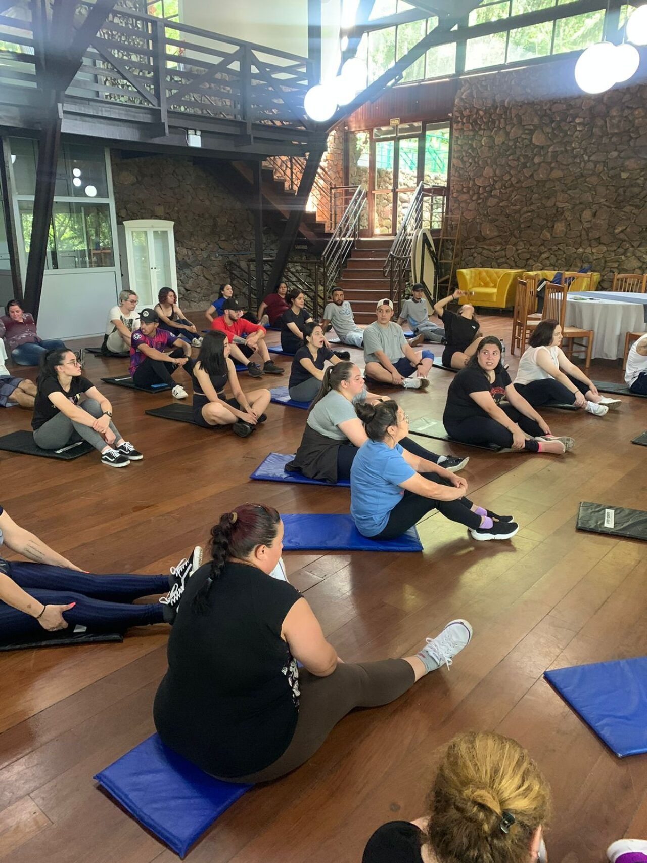 Equipe do parque em uma aula de yoga