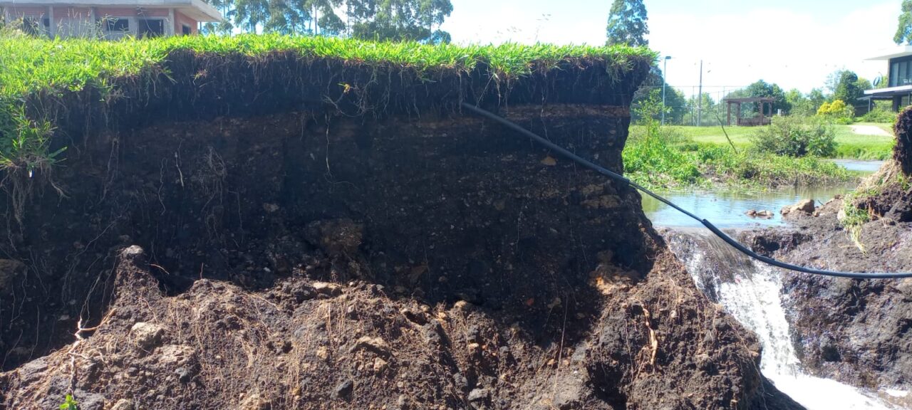 Talude rompeu com a força da água e lago ficou vazio, após fortes chuvas
