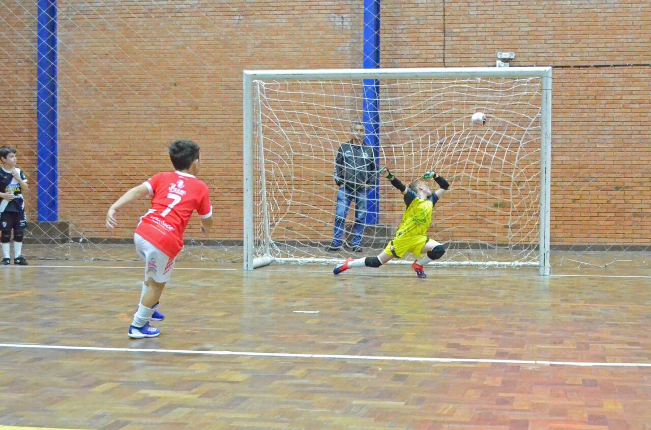 Aos 7 anos, campeão sub 09, em 2024, pelo River Canela