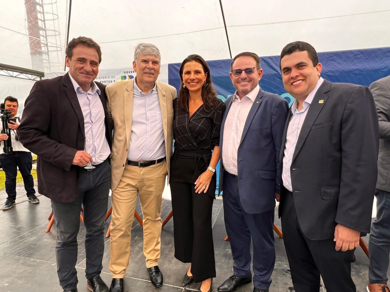 Da esq para direita diretor de Projeto da Secretaria de Reconstrução do RS, Milton Zuanazzi, o presidente da Infraero, Rogério Barzellay, Adriane Brocker Boeira Guimarães, CEO do Grupo Brocker, secretário de Turismo