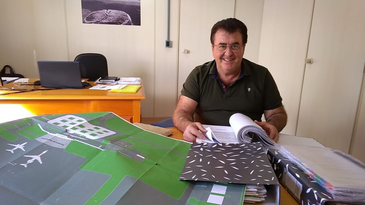 Fotos: Francisco Rocha - Paulo Tomasini com o projeto do aeroporto de Canela