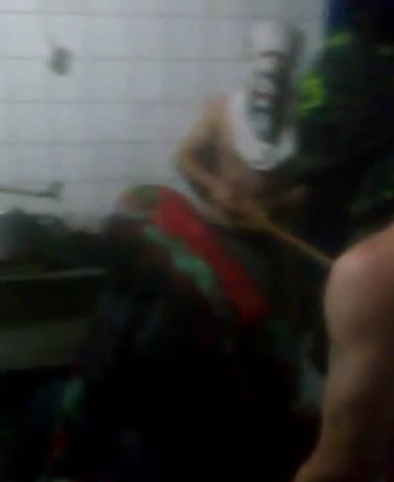 Foto: Reprodução - Homem é filmado apanhando de sarrafo. Vídeo é antigo, mas verdadeiro