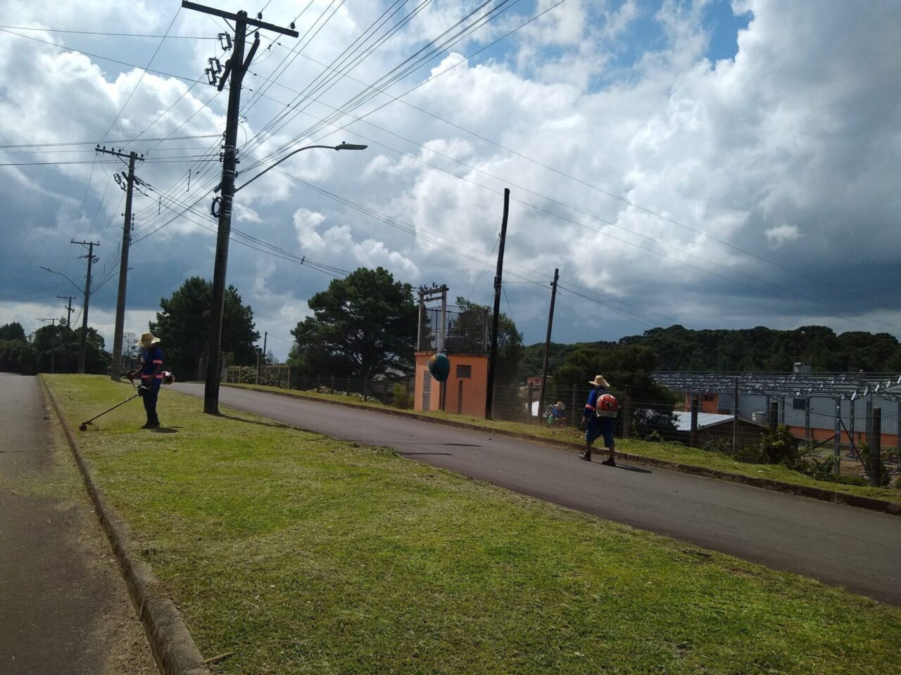 Apenados em roçada no Distrito Industrial -  Foto: Francisco Rocha