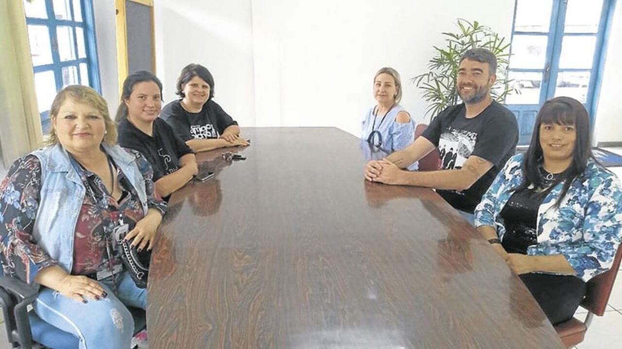 Foto: Francisco Rocha - Vereador Marcelo Savi, a secretária Andressa da Conceição e representantes da Abasc e Amigo Bicho