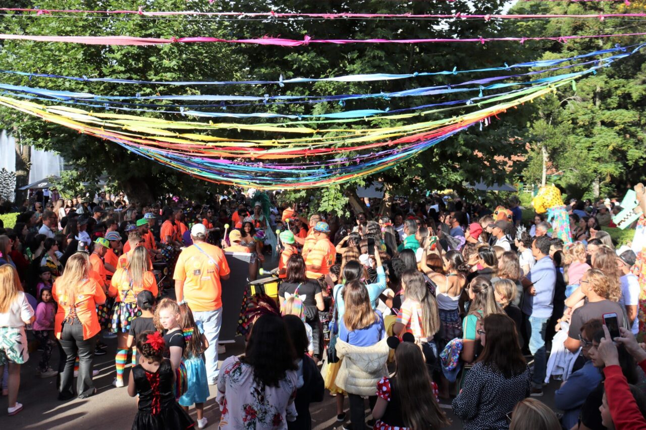 Foto: Grande público acompanhou a apresentação dos blocos carnavalescos.