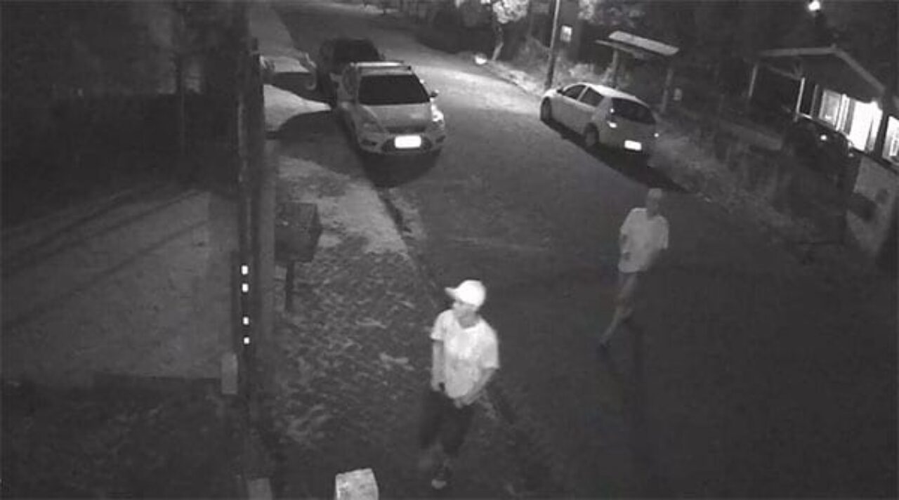 Momento em que os assaltantes abordaram a vítima. O homem da frente exibe arma de fogo