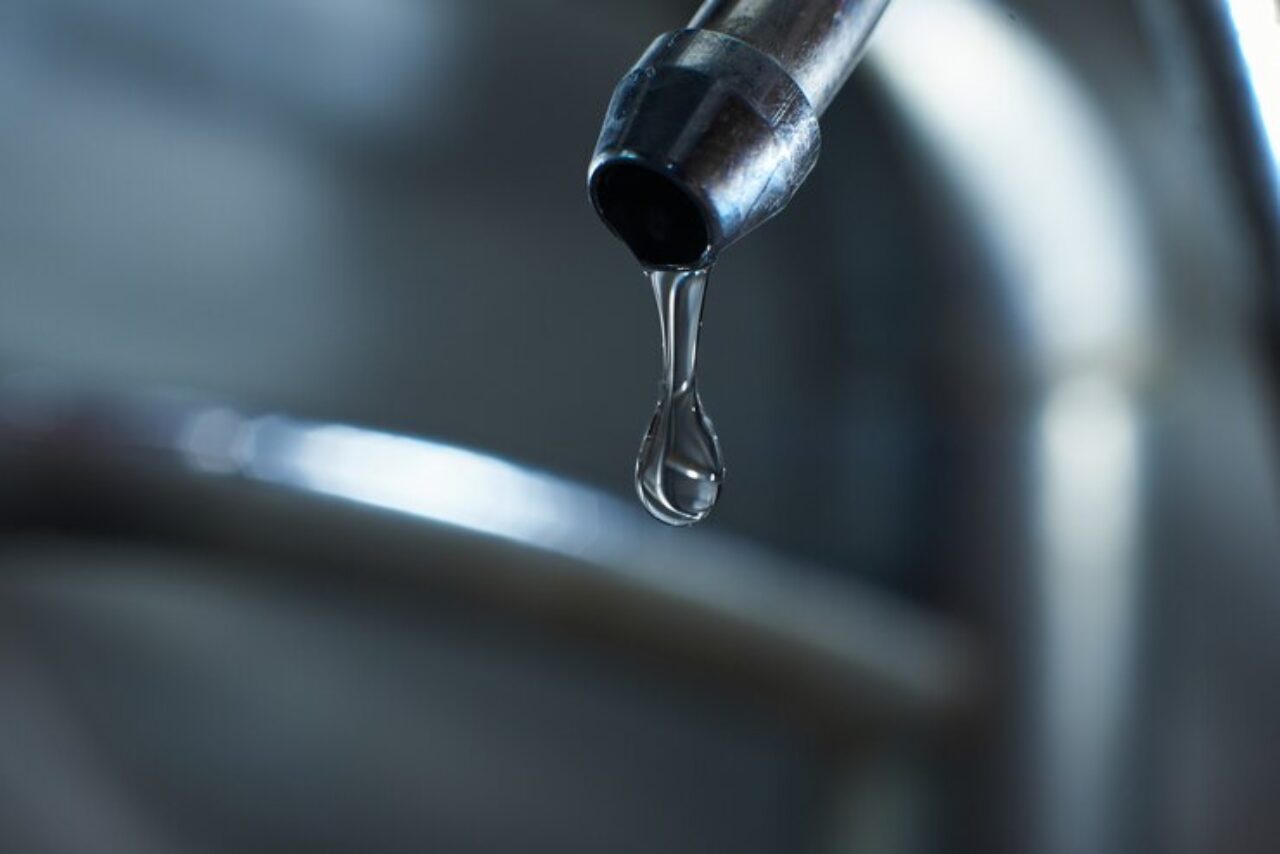 closeup-de-torneira-de-filtro-de-osmose-reversa-com-gotejamento-de-agua-gota_213438-2467