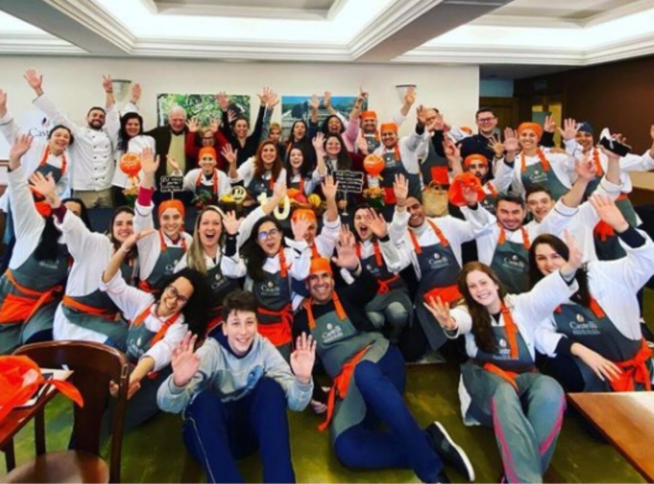 Mês de agosto com bolo simbólico e a presença de alunos e professores vindos de diferentes locais do país, assim como equipe e a Família Castelli, idealizadores