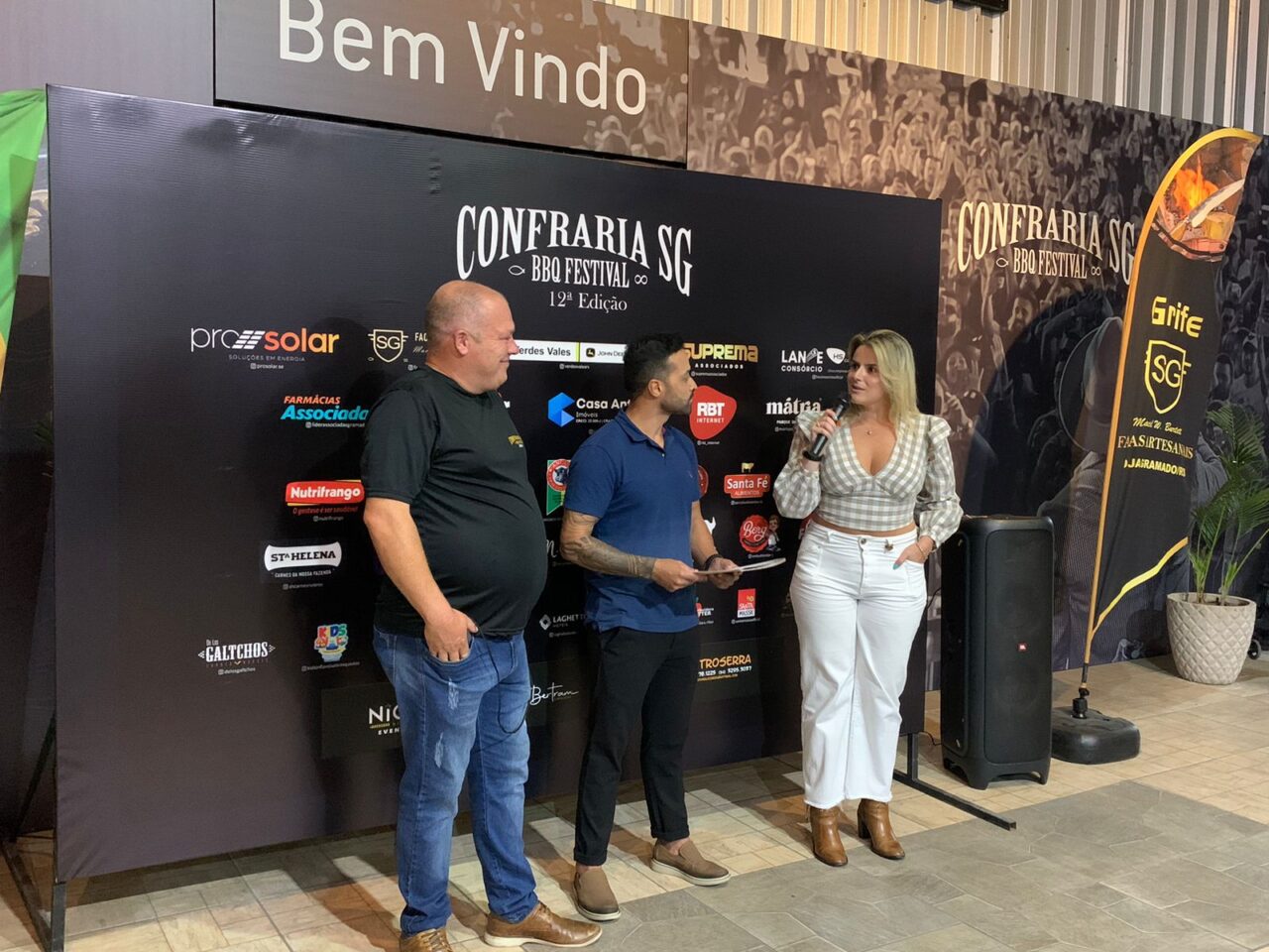 Foto: Proprietário das Facas SG, Maciel Weber Burtett; Assessor de imprensa do evento, Flávio Prestes; e gerente de eventos da Gramadotur, Kenia Jaeger.