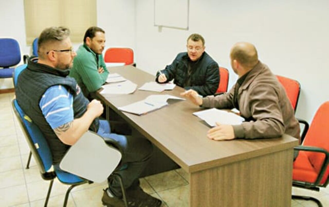 Vilmar Santos (PMDB), Paulo André da Rosa (PDT) e Sandro Petry (PP), reunidos com o diretor da Folha, Francisco Rocha, quando ficaram definidas as regras do debate e confirmadas as participações de todos os candidatos