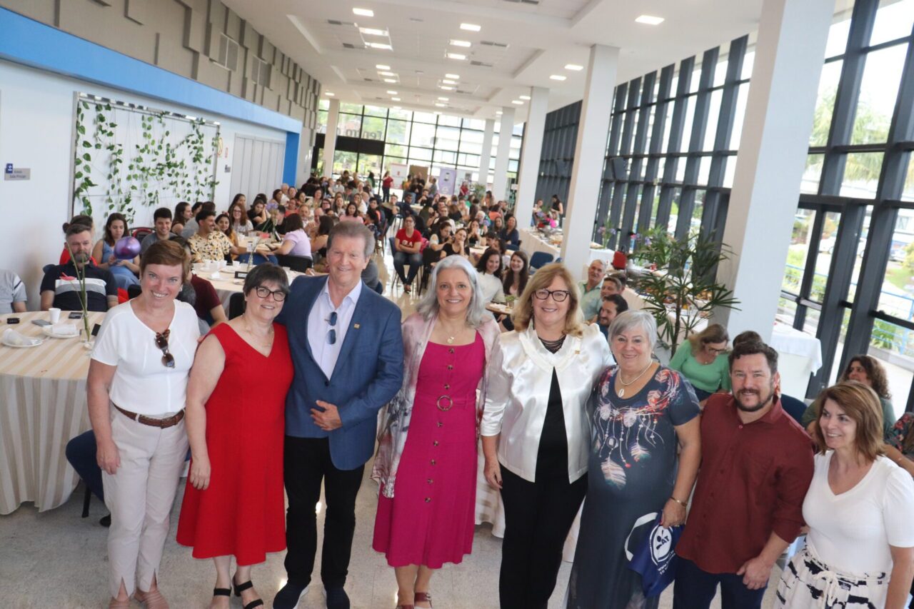 Foto: diretor-geral, Delmar Backes, com ex e com os atuais coordenadores e com os participantes do encontro.