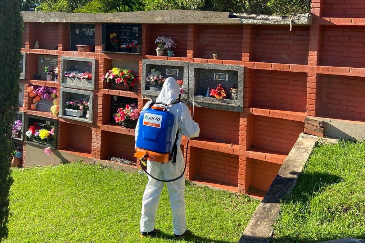 Foto: Técnicos realizaram a aplicação do inseticida nos cemitérios.