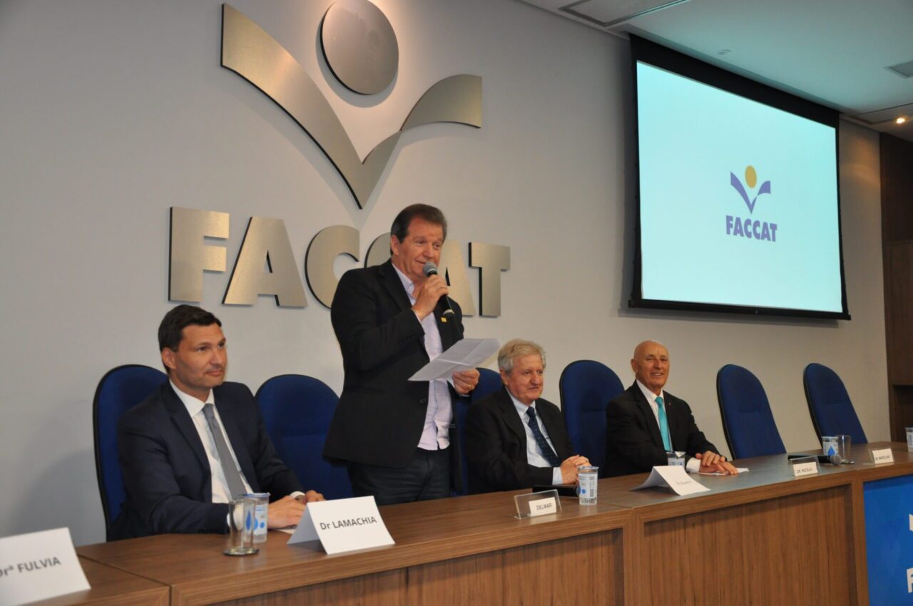 Presidente da Mantenedora da Faccat, Nicolau Rodrigues da Silveira falando.
