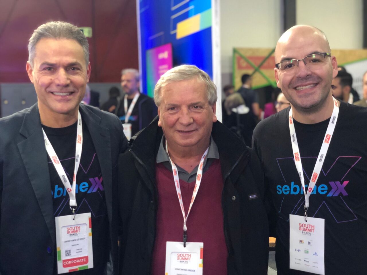 O prefeito Constantino Orsolin com o diretor-superintendente do Sebrae RS André Vanoni de Godoy e o coordenador Estadual de Projetos de Inovação e Startups do Sebrae RS, Alcir Cardoso Meyer durante o South Summit.
