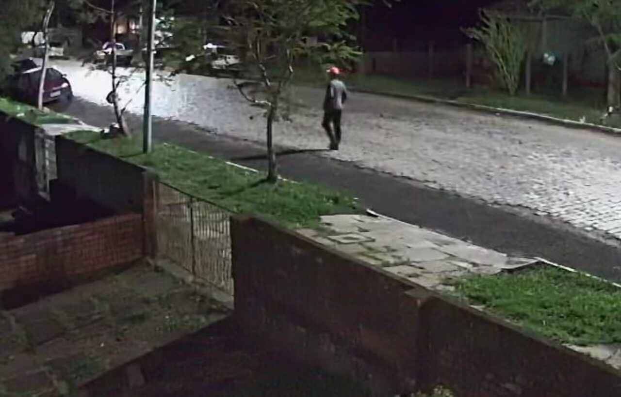 Foto: Reprodução – Criminoso andando pela Rua Sete de Setembro segundos após furtar a bateria de um veículo