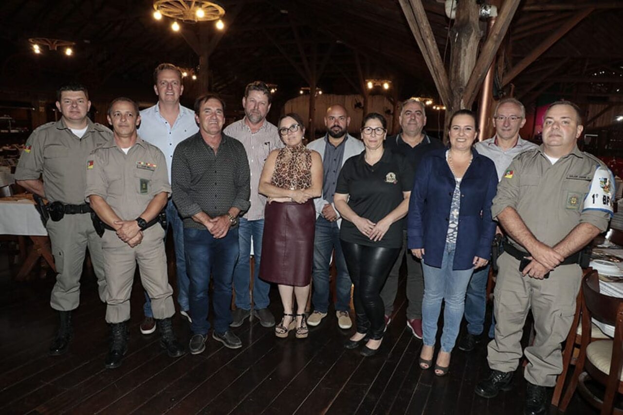 Foto: Cleiton Thiele - Parte da Comissão Organizadora que é formada por Vladmir Medeiros, delegado da Polícia Civil de Canela; Gustavo Barcellos, delegado da Polícia Civil de Gramado; Heliomar Franco (Delegado Regional da Polícia Civil); Josiano Schmitt, empresário (Malbec e Di Pietro); Cristiana Oliveira (Churrascaria Garfo e Bombacha), Sandro Bazzan, (presidente do Mocovi Gramado); Rozangela Allves (Mentora da Feijoada da Solidariedade); Adriana Guimarães (AG Design); Major André Lima da Silva, comandante do 1° Bpat (Brigada Militar); Lermartini Venzo, capitão da Brigada Militar de Gramado, Ubirajara da Rocha Dill, capitão da Brigada Militar de Canela, e  Halder Ramos (Jornalista)