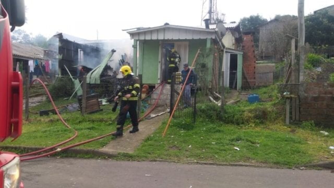 Fotos: Reprodução – Causa provável do incêndio foi um rojão que caiu sobre o telhado