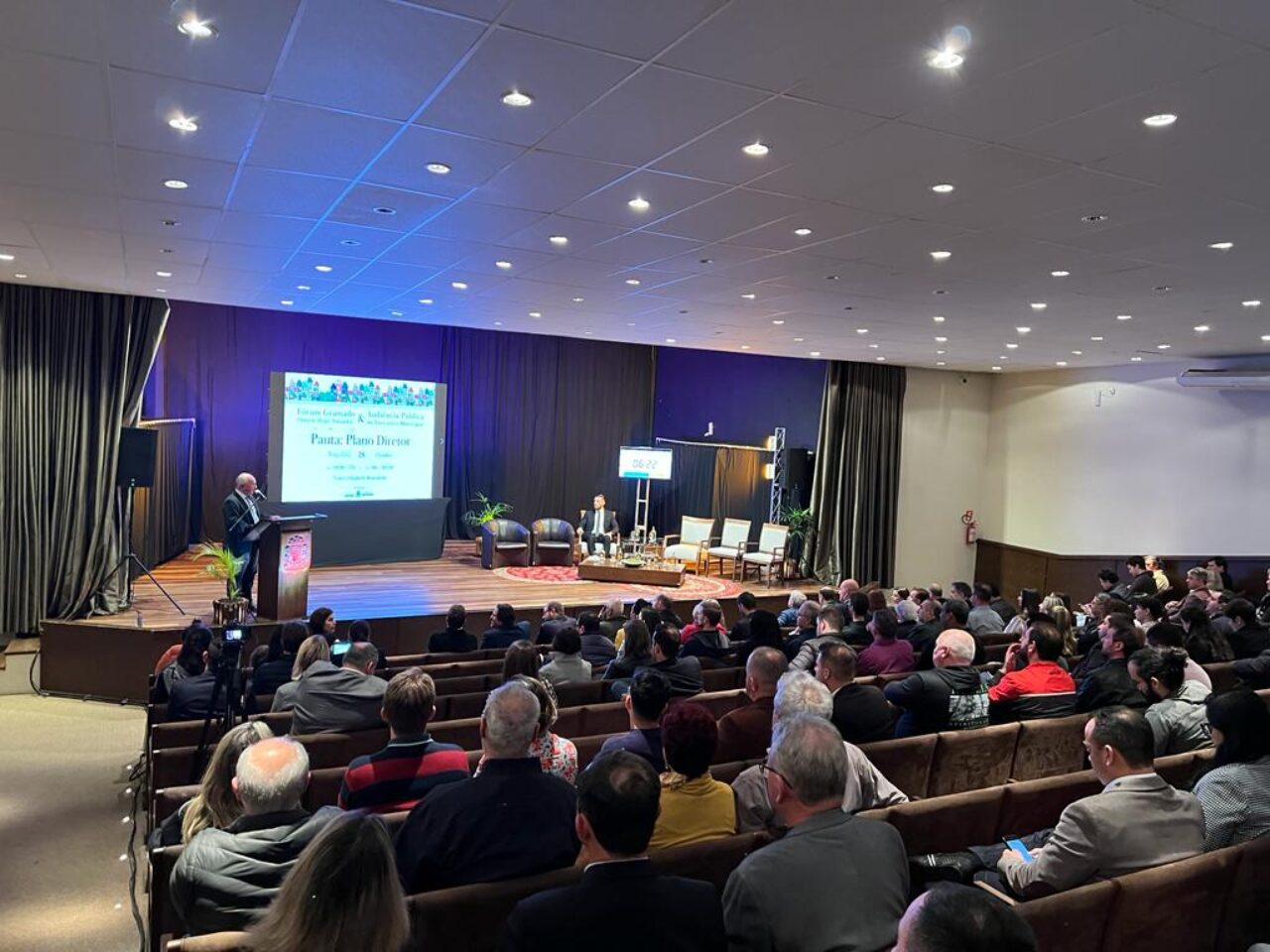 Foto: Teatro lotado para ouvir sobre o novo Plano Diretor.