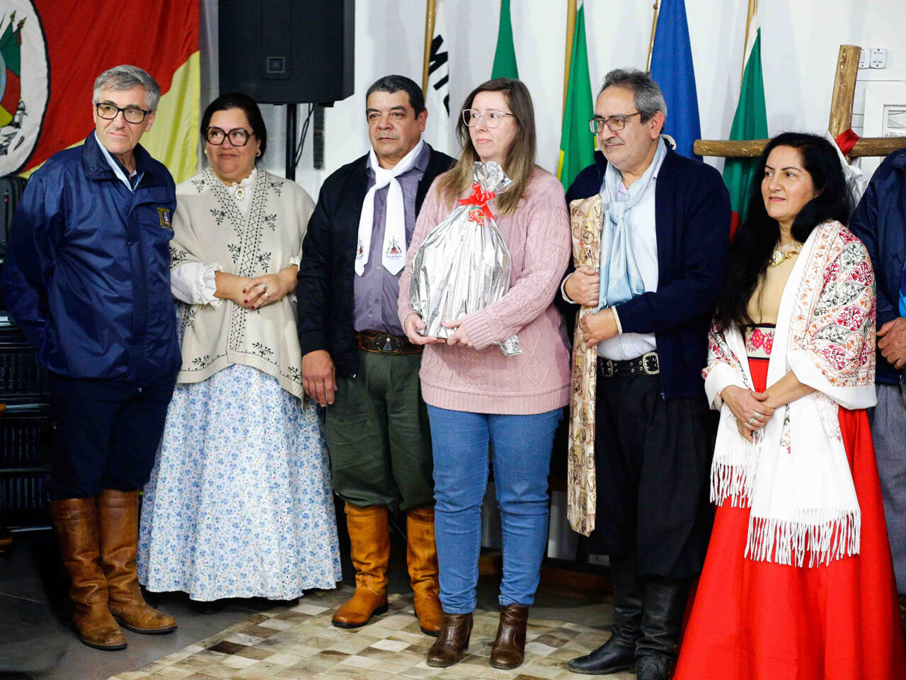 Patrões do Querência Luiz e Gilsa Kerschner, Guardiões da Chama 2025 ladeando os de 2026 Marco e Bela Pereira e  Rose e Dirceu Cardoso
Créditos: Thiago Keller