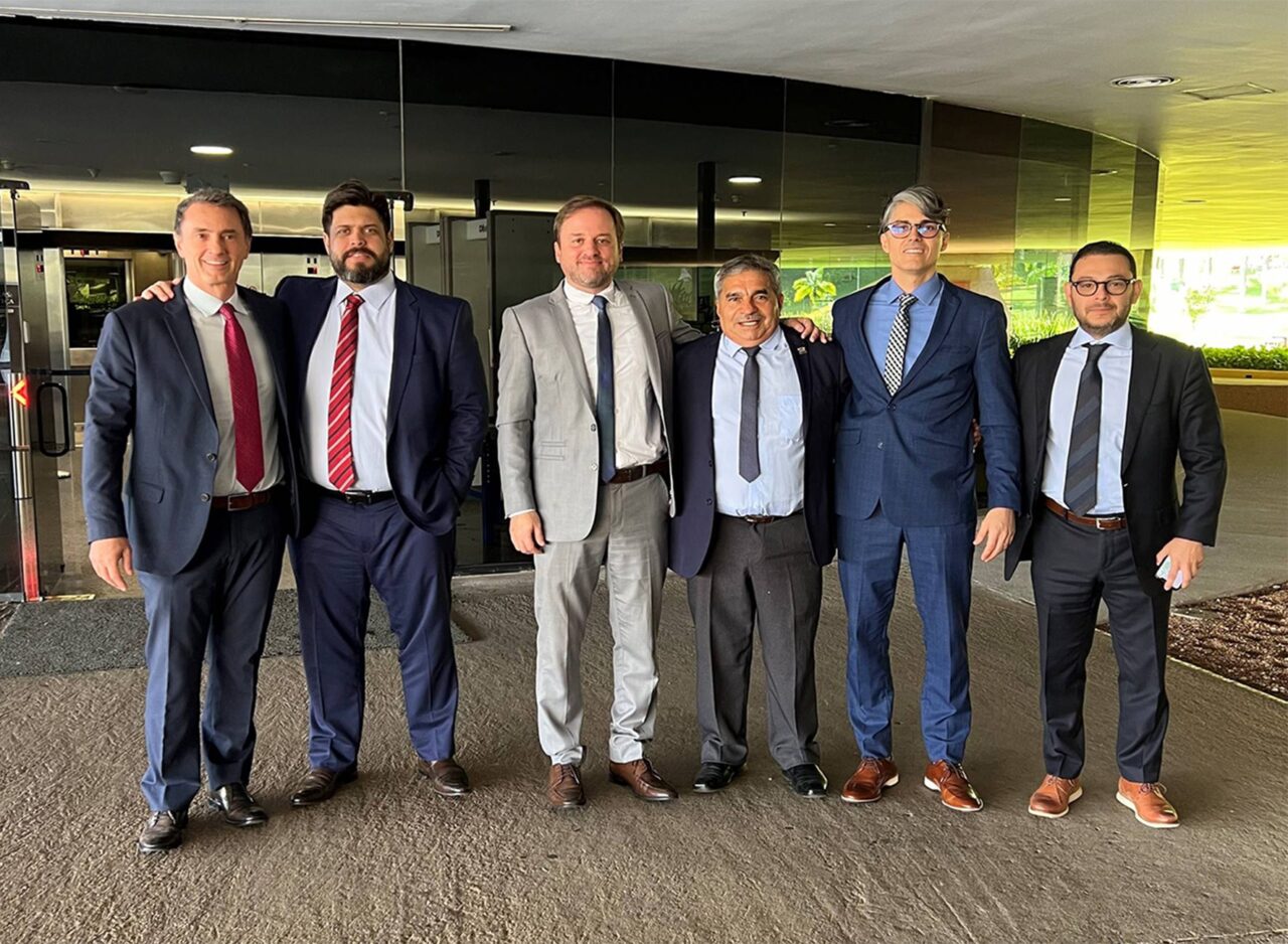 Na foto:  advogados Neri Perin e Fábio Luiz Bragança Ferreira, procurador do município de Três Coroas Vinícius Behs, o prefeito de Três Coroas Alcindo de Azevedo, e advogados Roberto de Moraes Fabbrin, Gustavo Guilherme Bezerra Kanffer.