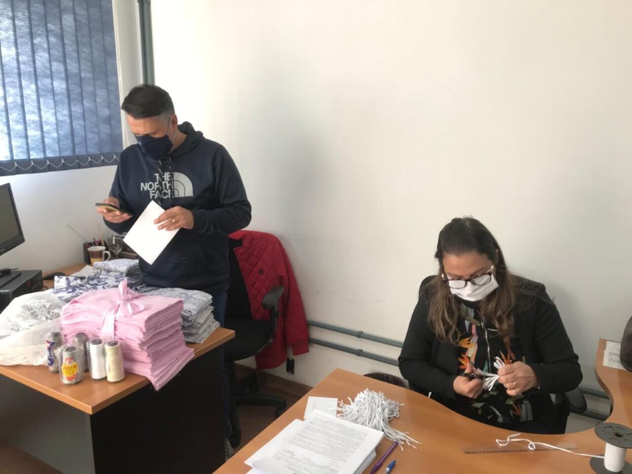 Servidores da Educação trabalham na confecção de máscaras para os alunos

Foto: Rafael Zimmermann