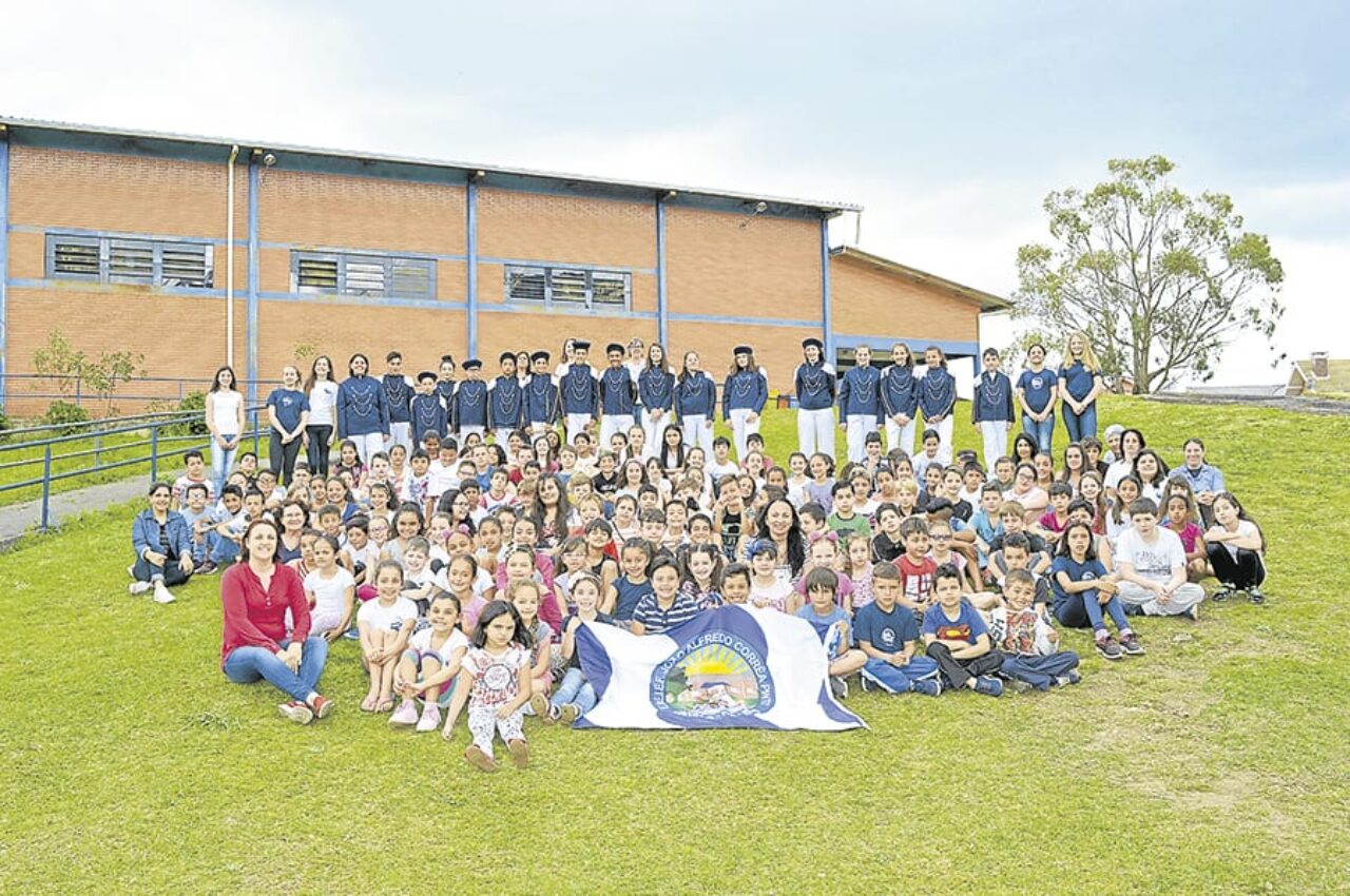 Foto: Francisco Rocha - Parte do grupo de profissionais e alunos com o ginásio ao fundo