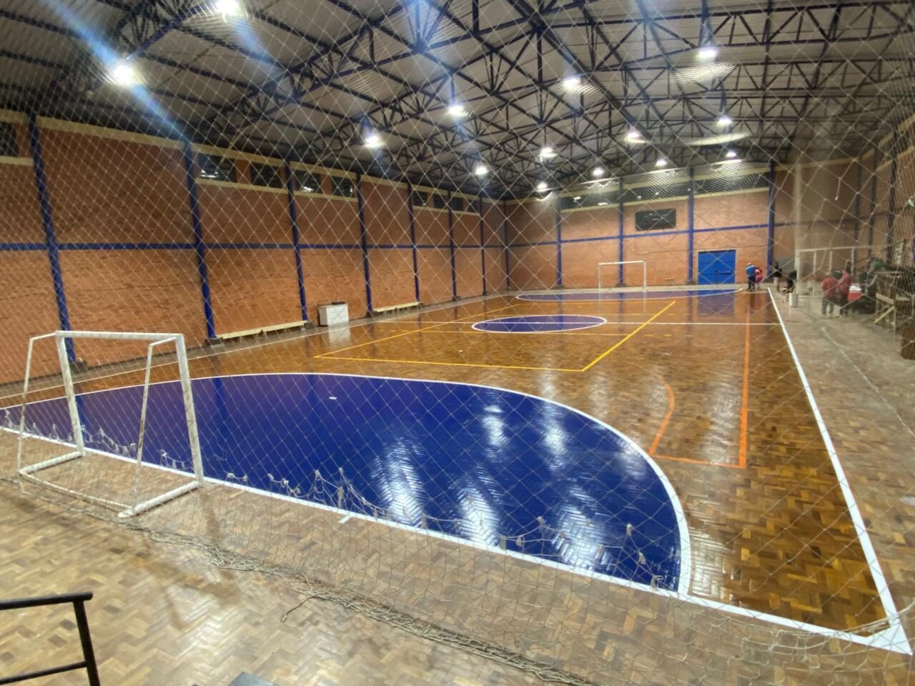 Quadra recebeu pintura com mão de obra voluntária e doação de materiais