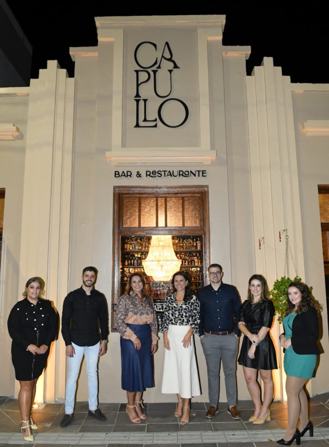 grupo-em-frente-ao-Capullo