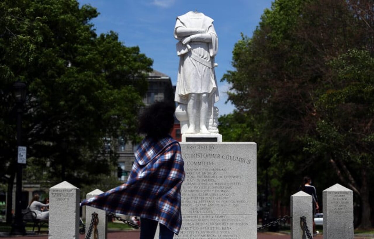 Estátua de Cristóvão Colombo é decapitada em Boston - Foto:  Tim Bradbury/Getty Images/AFP