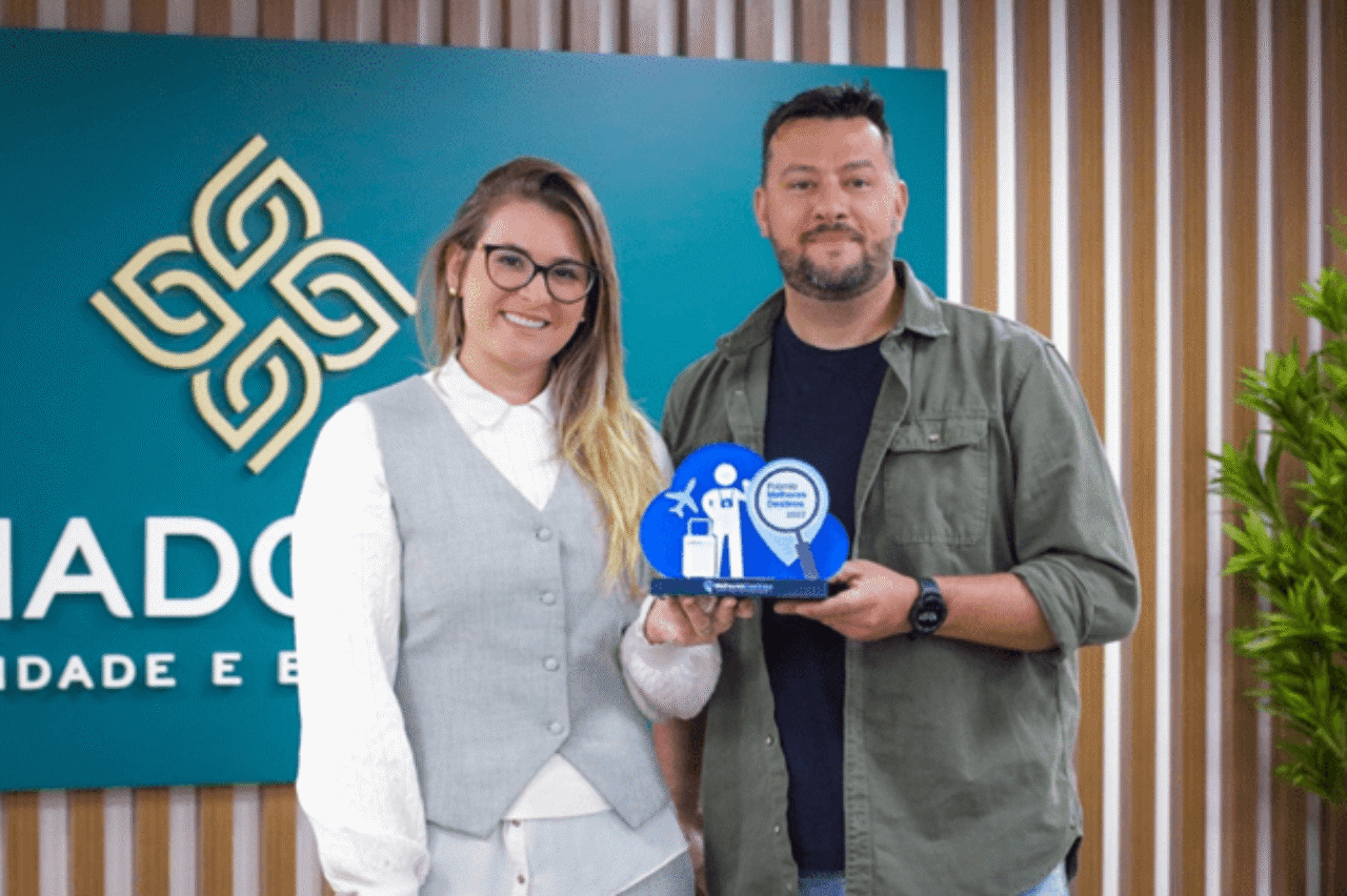 Lísia Diehl e Marcel Bruzadin na entrefa do prêmio "Melhor Parque Temático do Brasil 2022". Crédito: Divulgação Gramado Parks. Divulgação Gramado Parks
