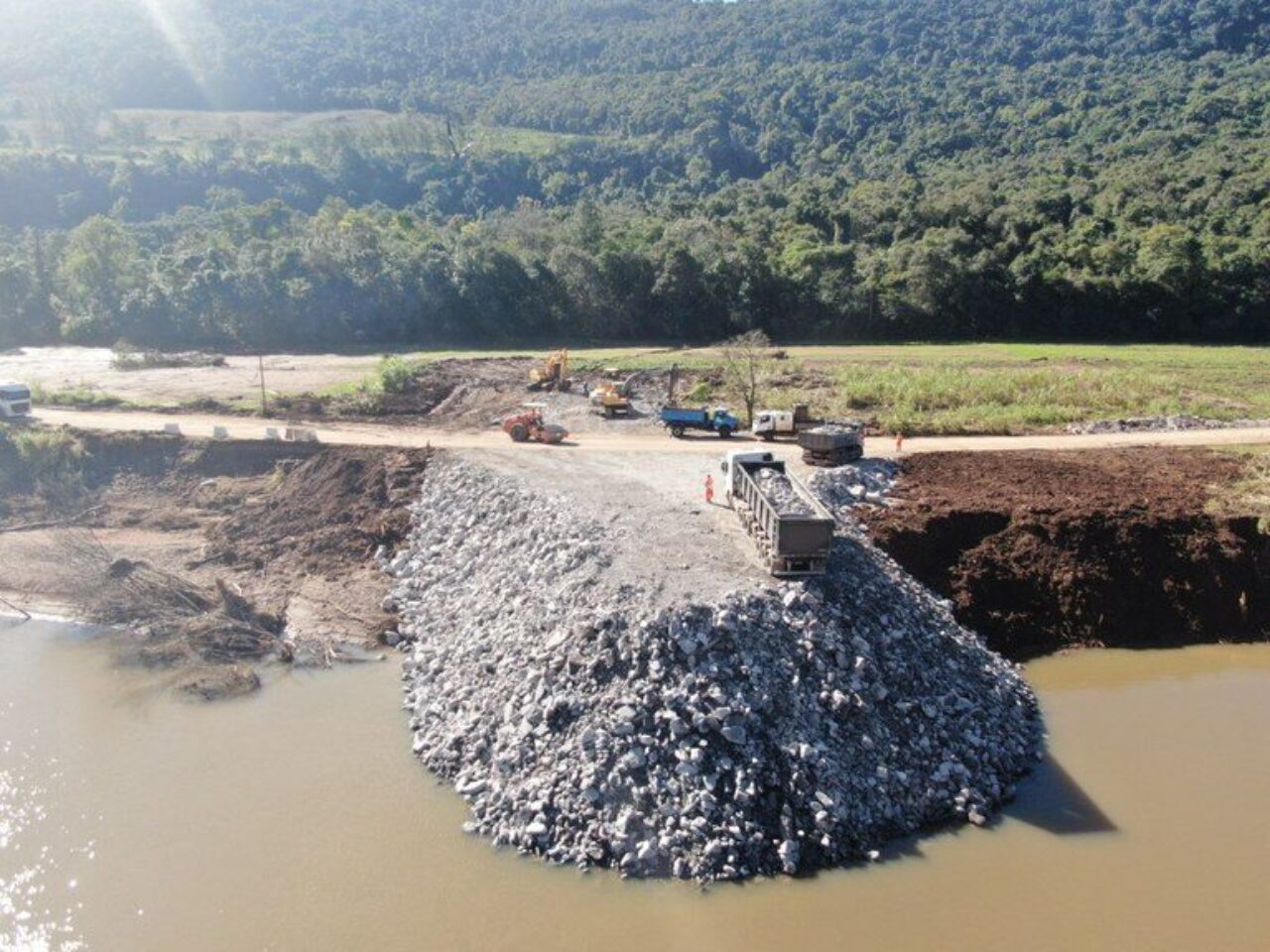 Enrocamento funciona como amortecedor formado por pedras para proteger taludes e canais contra os efeitos erosivos causados pelo fluxo da água | Foto: DNIT/divulgação