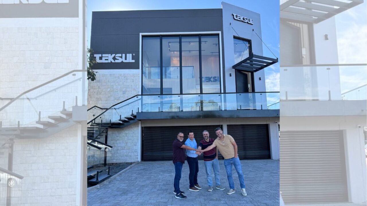 Diretores sócios da Teksul e o pesquisador da UFU comemoram a entrega do projeto de inovação na cidade de Canela/RS (Foto: Acervo do projeto)