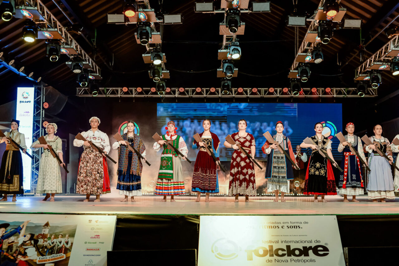 Grupo de Danças Folclóricas Internacional - Adulto. Crédito 50mm Sabrina Schuster