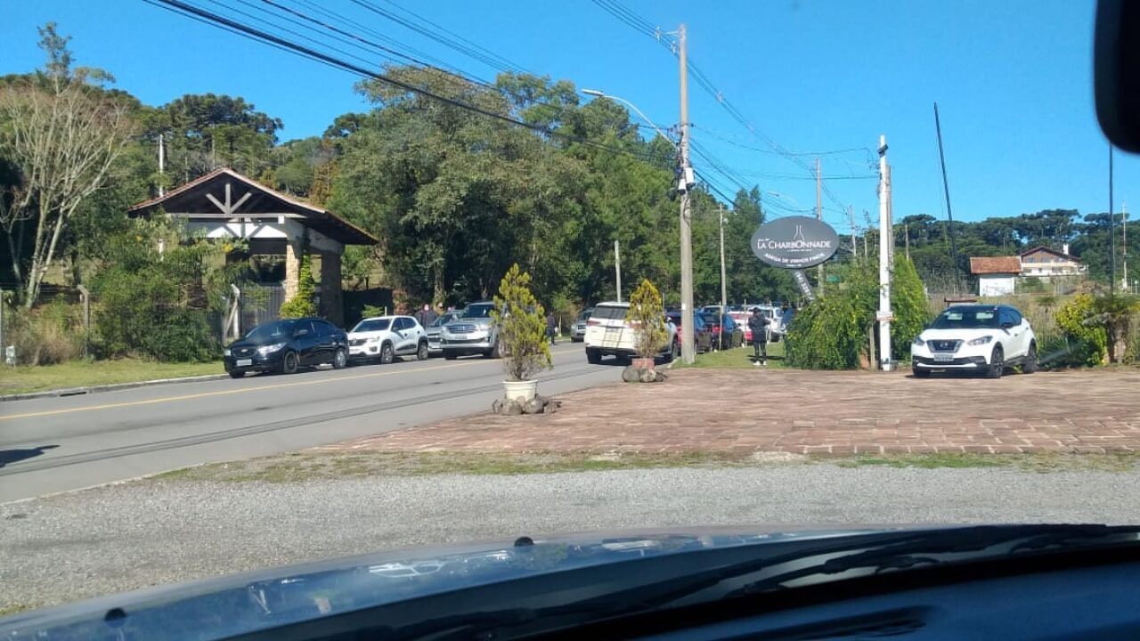 Alguns veículos já estão posicionados em frente ao Parque do Palácio, na manhã de hoje.
Foto: Reprodução