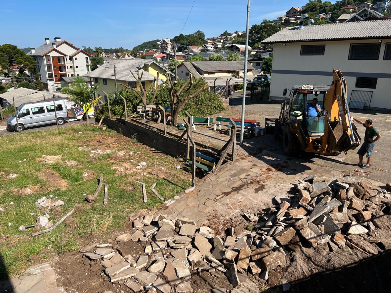 Foto: Máquinas trabalham na terraplanagem da EMEI Algodão Doce.