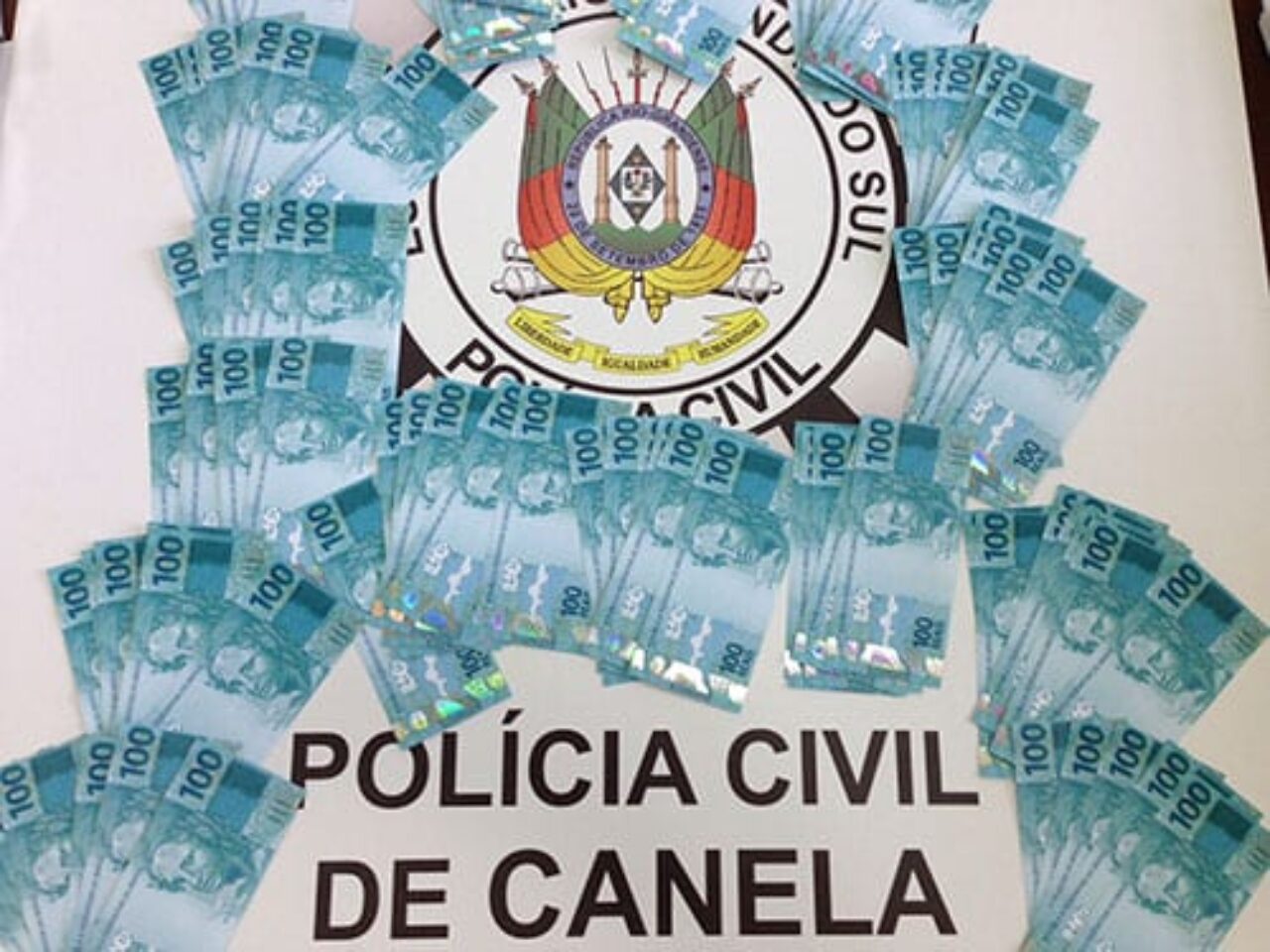 134 notas falsas de R$ 100,00 foram compradas pela internet - Foto: Reprodução