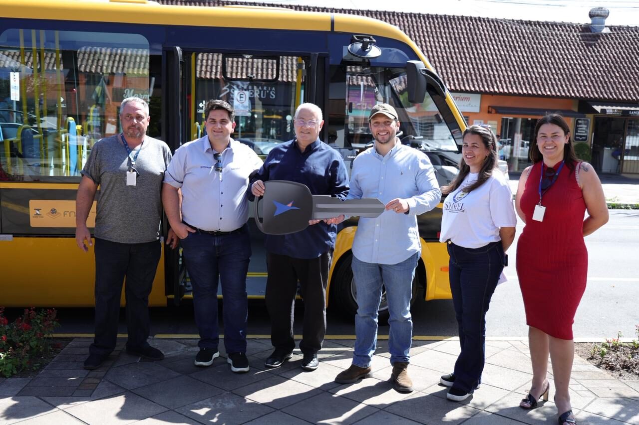 O motorista da Educação, Osvaldo Rafael Angeli Neto, Anderson Emer da Marcopolo, vice-prefeito e secretário de Educação, Gilberto Tegner. prefeito Gilberto Cezar, Márcia Vitoraci, coordenadora dos Transportes Municipais e Stefani Santos, da Marcopolo.