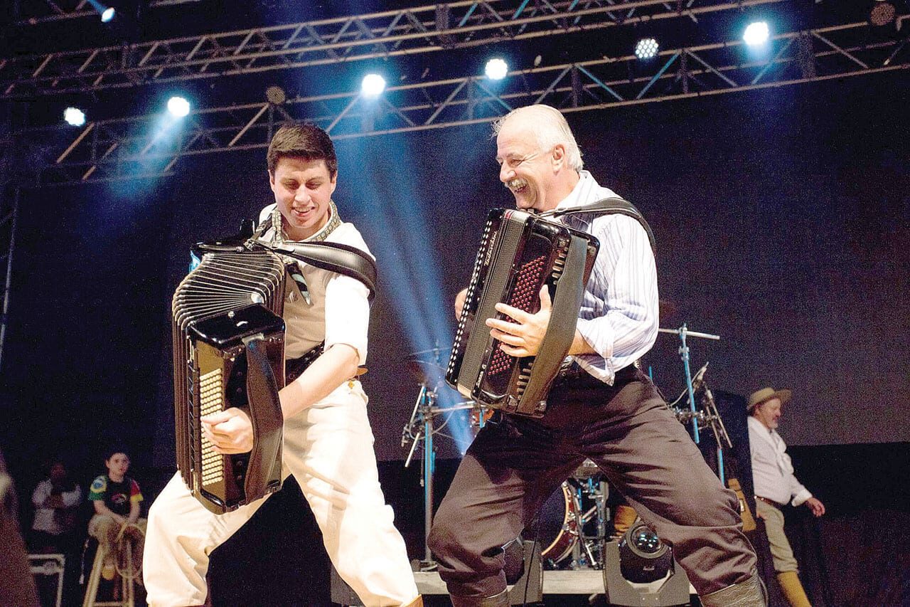 Foto: Divulgação - Os Serranos fazem o show do dia 28