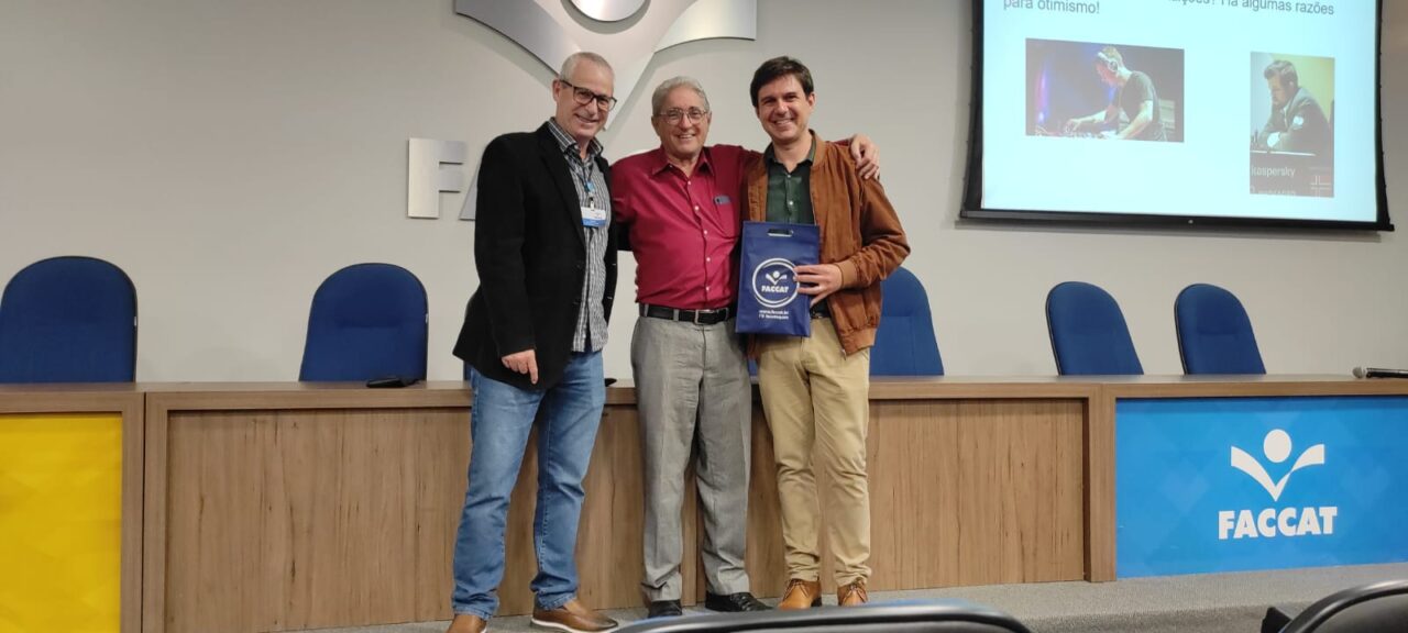 palestrante com professores da Faccat