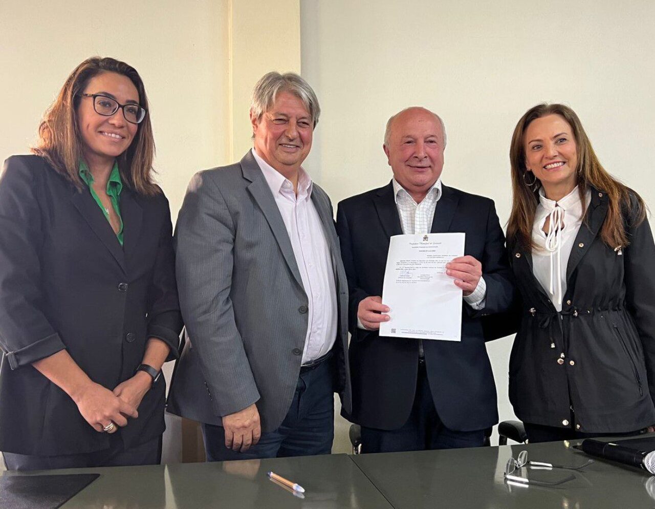Foto: Procuradora-geral de Gramado Mariana Melara Reis, prefeito Nestor Tissot, vice-prefeito e secretário de Turismo Luia Barbacovi, e presidente da Gramadotur Rosa Helena Volk.  