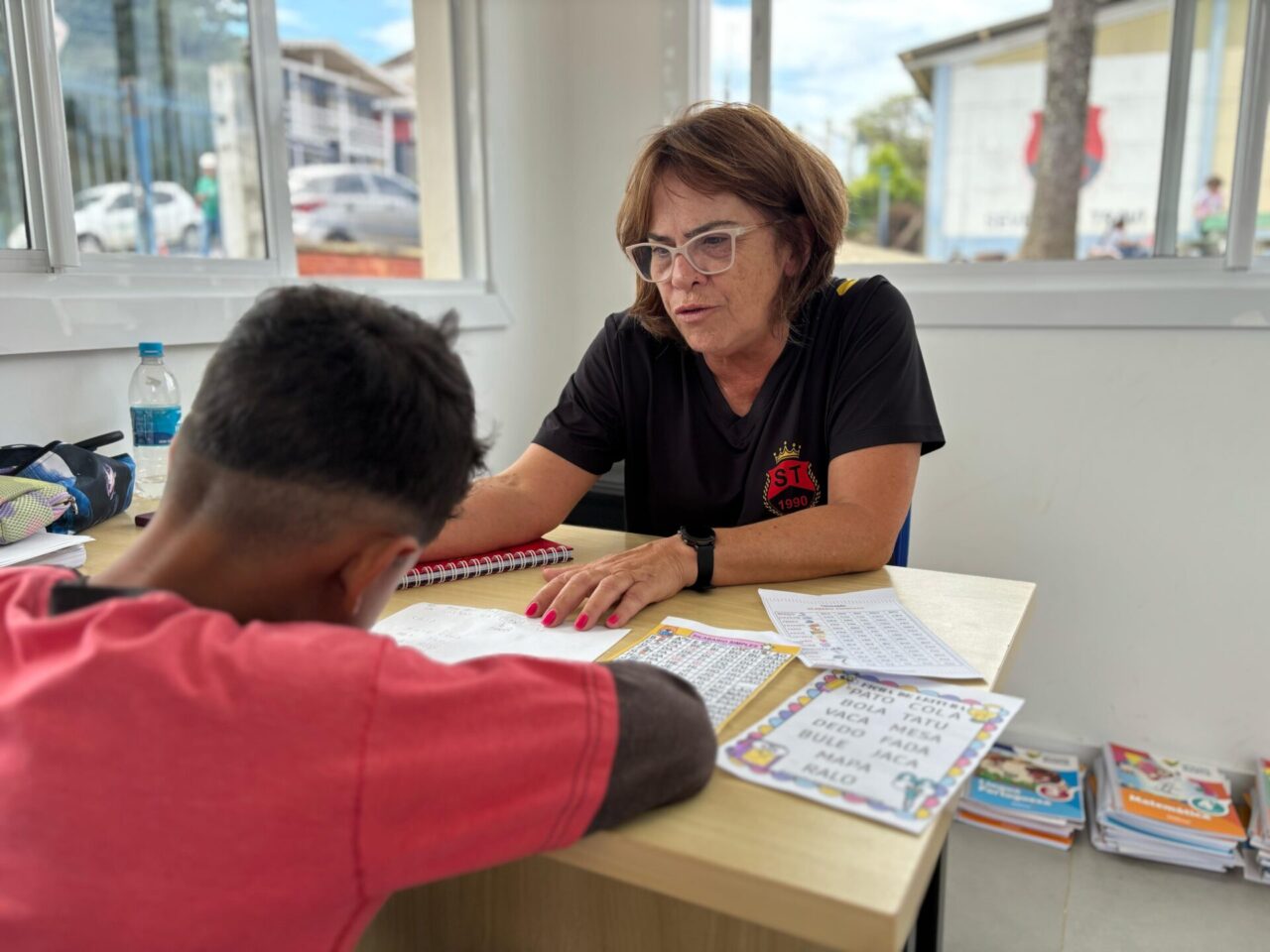 Professora Jaqueline Loss em acompanhamento especializado na Escola Municipal de Ensino Fundamental Severino Travi