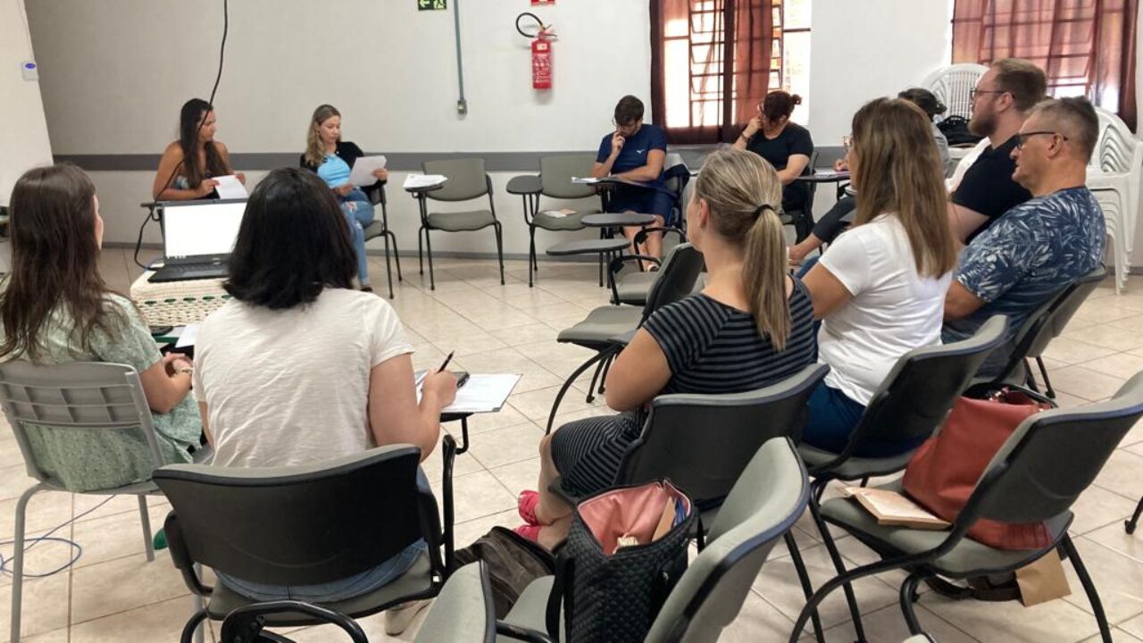 Foto: Professores da EMEF Senador Salgado Filho, maior do município, reunidos para o início do ano letivo.