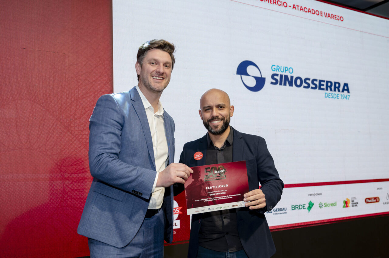 À direita, gerente executivo de Marketing e Inovação do Grupo Sinosserra, Fabiano Longaray, recebe o certificado das mãos do diretor superintendente da SIM Rede, Diego Argenta- Crédito - Foto e Imagem produção foto
