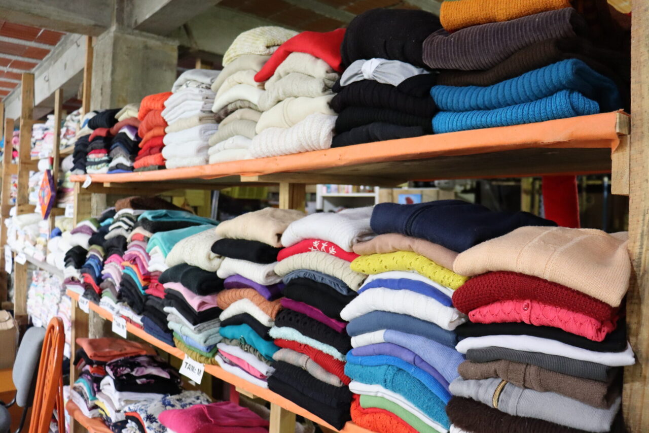 Foto: Organização das roupas permite que sejam destinadas mais rapidamente para a comunidade.